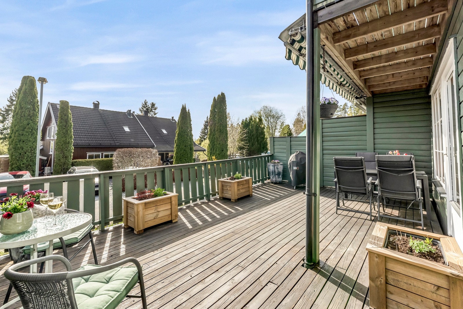 Solrik, sydvestvendt terrasse. Galleribilde