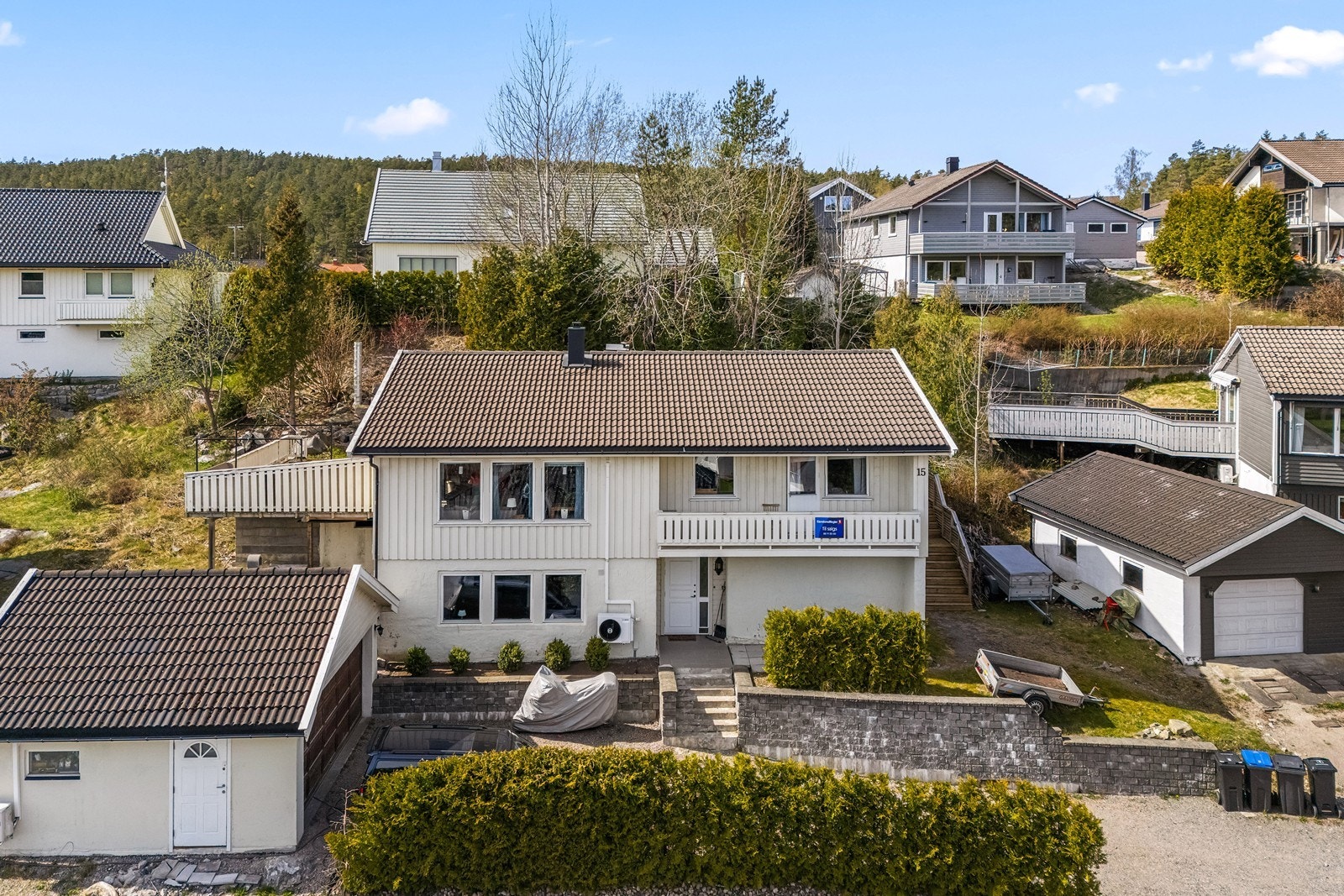 EiendomsMegler 1 Sarpsborg Jelsnes - Innholdsrik enebolig med utleiedel | Barnevennlig beliggenhet i Jelsnes | Totalt 5 sov, store uteplasser og garasje!