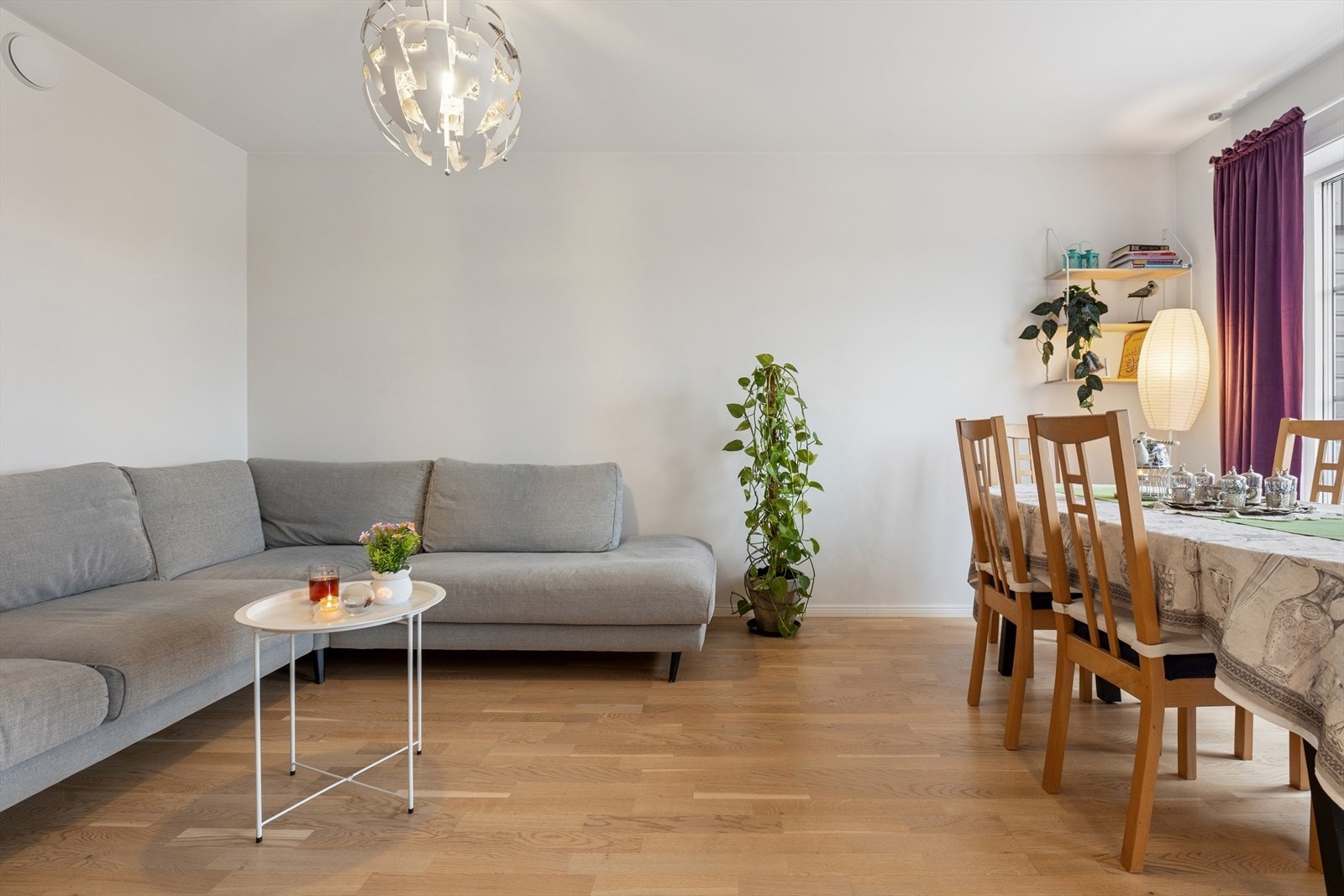 Stuen har plass til en stor sofagruppe og mulighet for et spisebord. Galleribilde