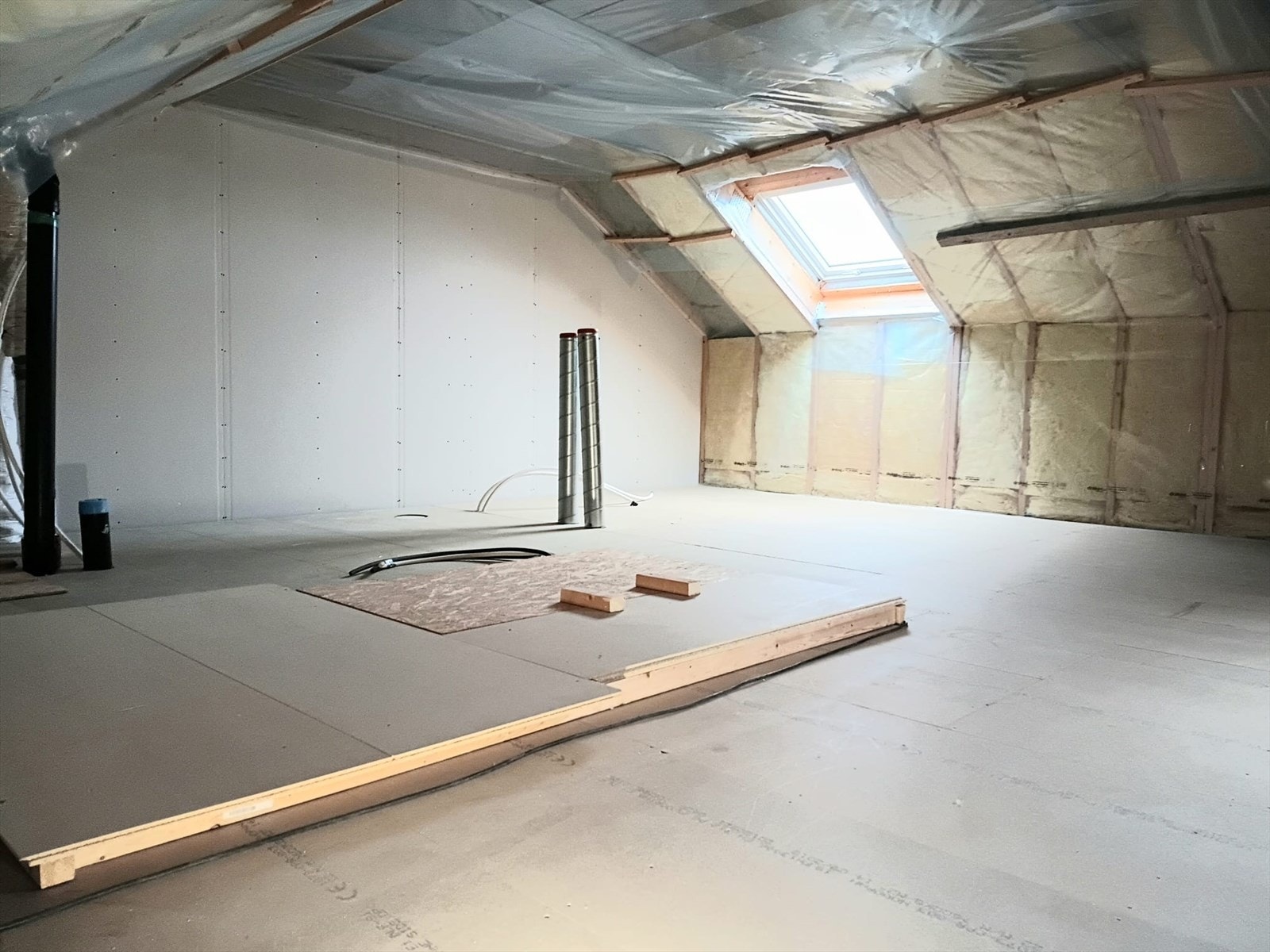 (Selgers egne bilder) Spennende mulighet for videre utvikling av boligen med potensial for innredning av loftsetasje - med forbehold om at man i såfall må sende inn bruksendring og få nødvendige godkjenninger. Galleribilde