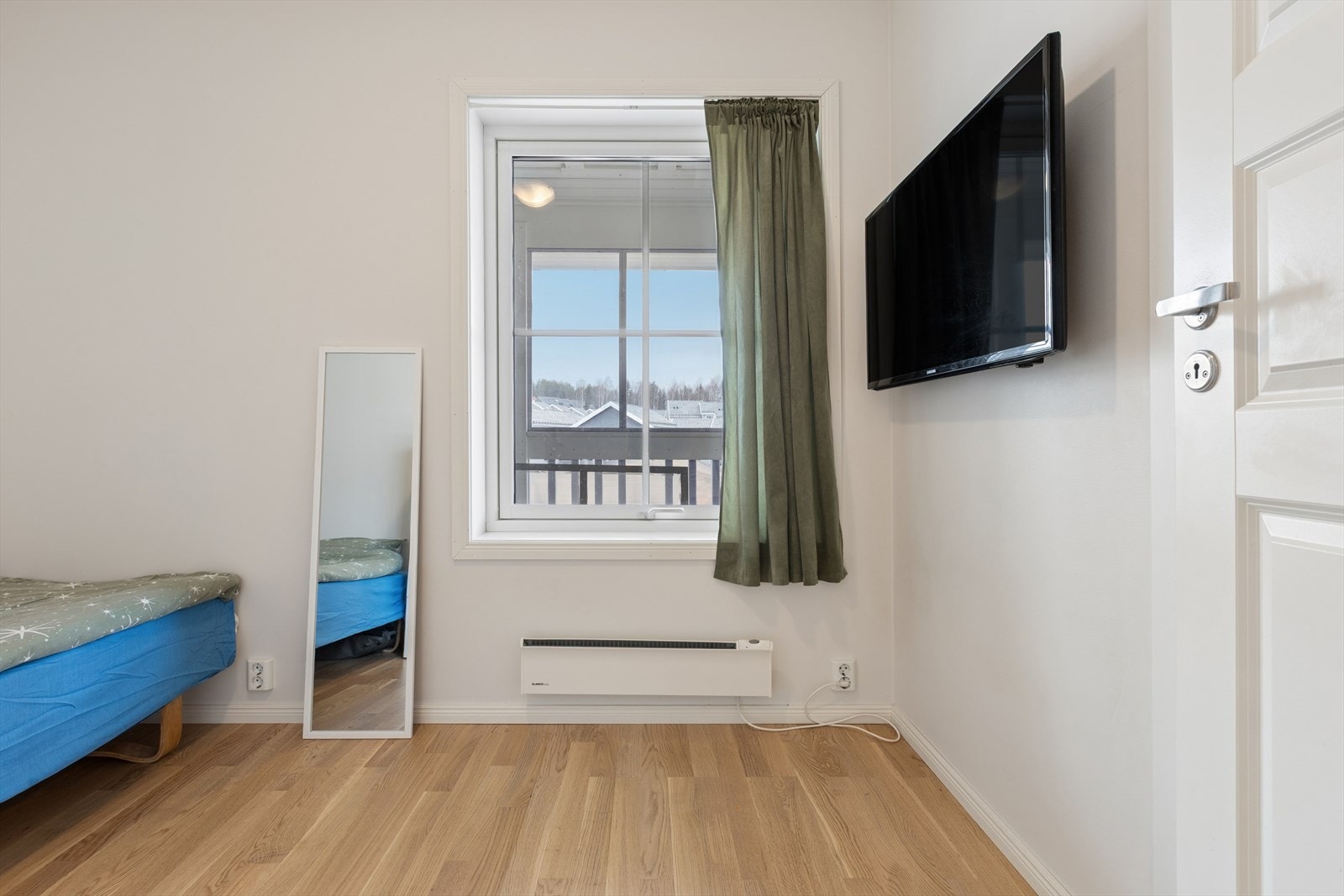 Soverom nummer to er lyst og trivelig, og egner seg godt som barnerom, gjesterom eller hjemmekontor. Galleribilde