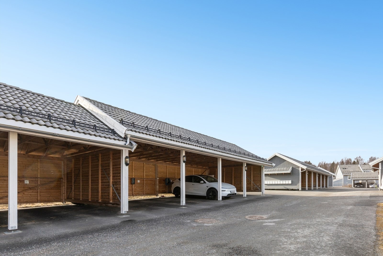 Leiligheten disponerer parkering i carport - praktisk og enkelt i det daglige. Galleribilde