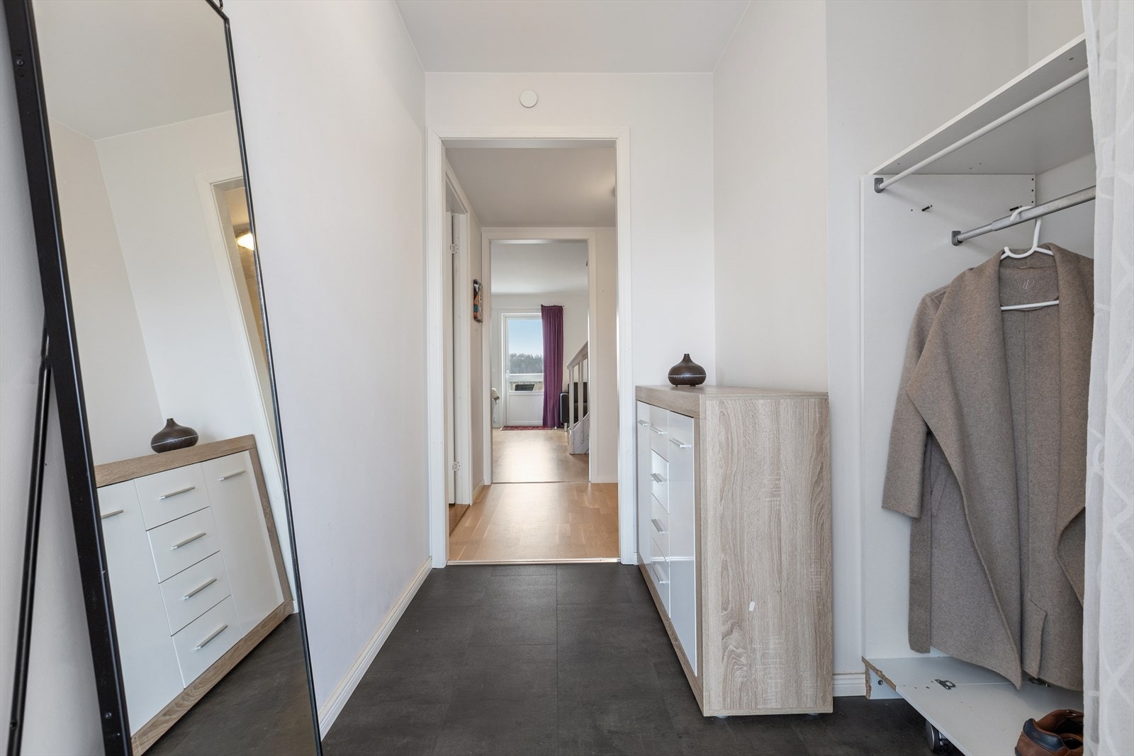 Lys entré med mulighet for oppbevaring av yttertøy og sko. Galleribilde