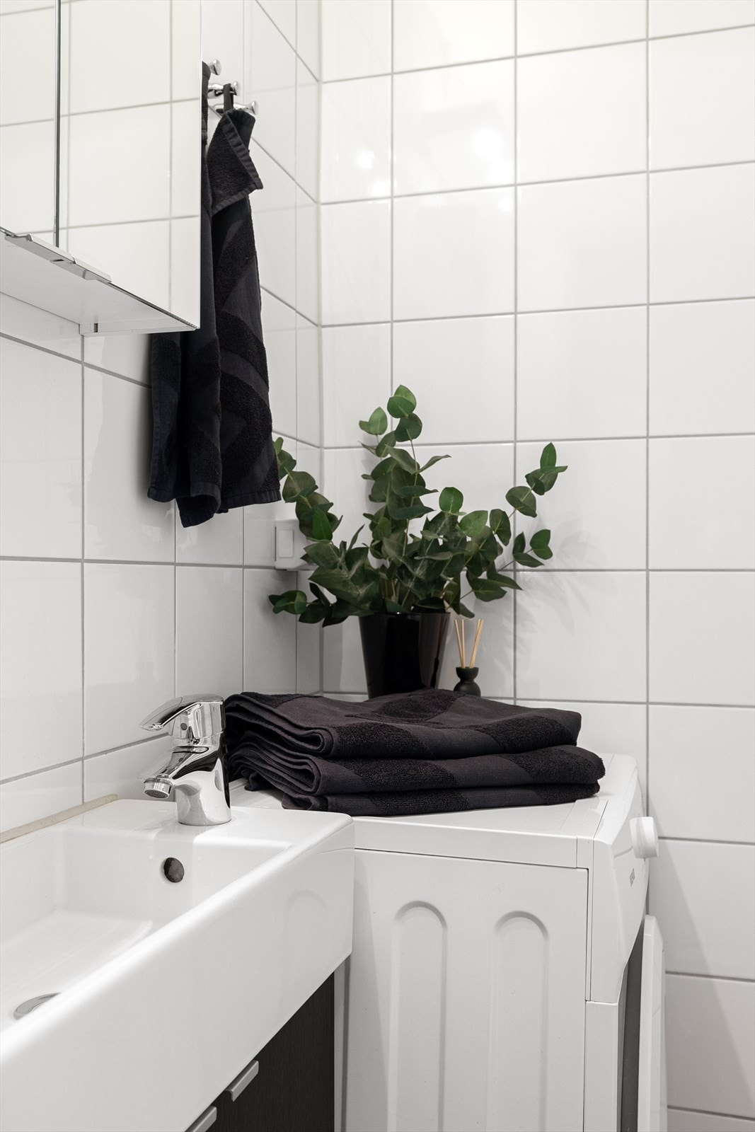 Baderomsinnredning med heldekkende servant og speilskap gir gode oppbevaringsmuligheter. Galleribilde