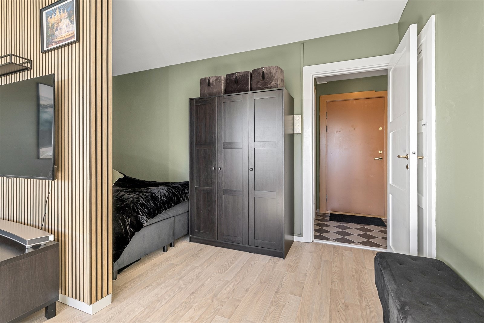 Laminatgulv og malte vegger gir et praktisk og lettstelt underlag. Galleribilde