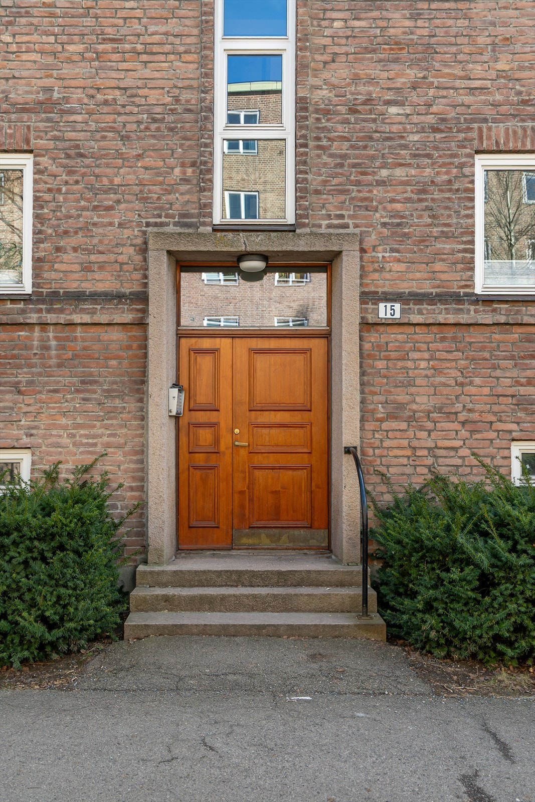 Hovedinngangen er utstyrt med en malt glatt entrédør med brann- og lydklassifisering. Galleribilde