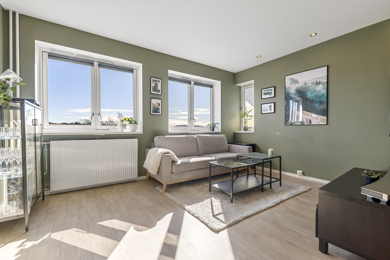 Laminatgulv og malte veggflater gir rommet et lyst og moderne uttrykk. Galleribilde