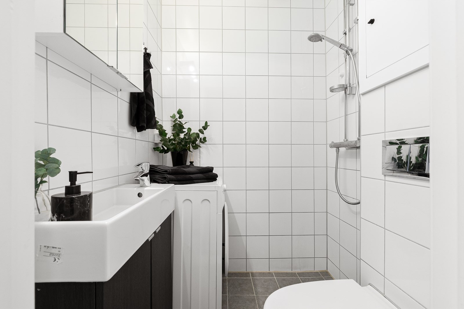 Dusjhjørnet har godt fall mot sluk og moderne armatur. Galleribilde