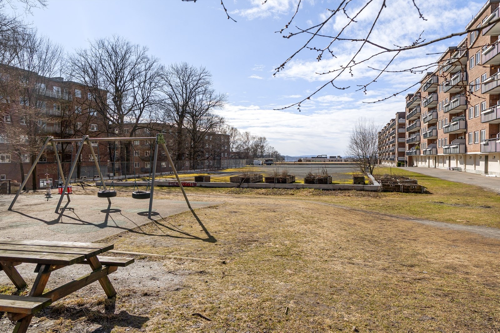Området byr på en stor felles lekeplass med sittedeler for rekreasjon. Galleribilde