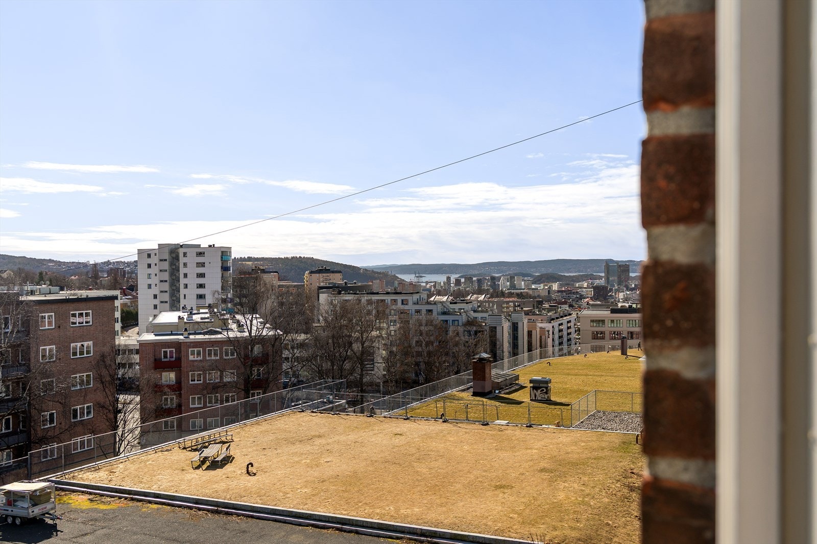 Leiligheten ligger i en bygård oppført i 1938 med en bygningsstruktur av betong og treverk. Galleribilde
