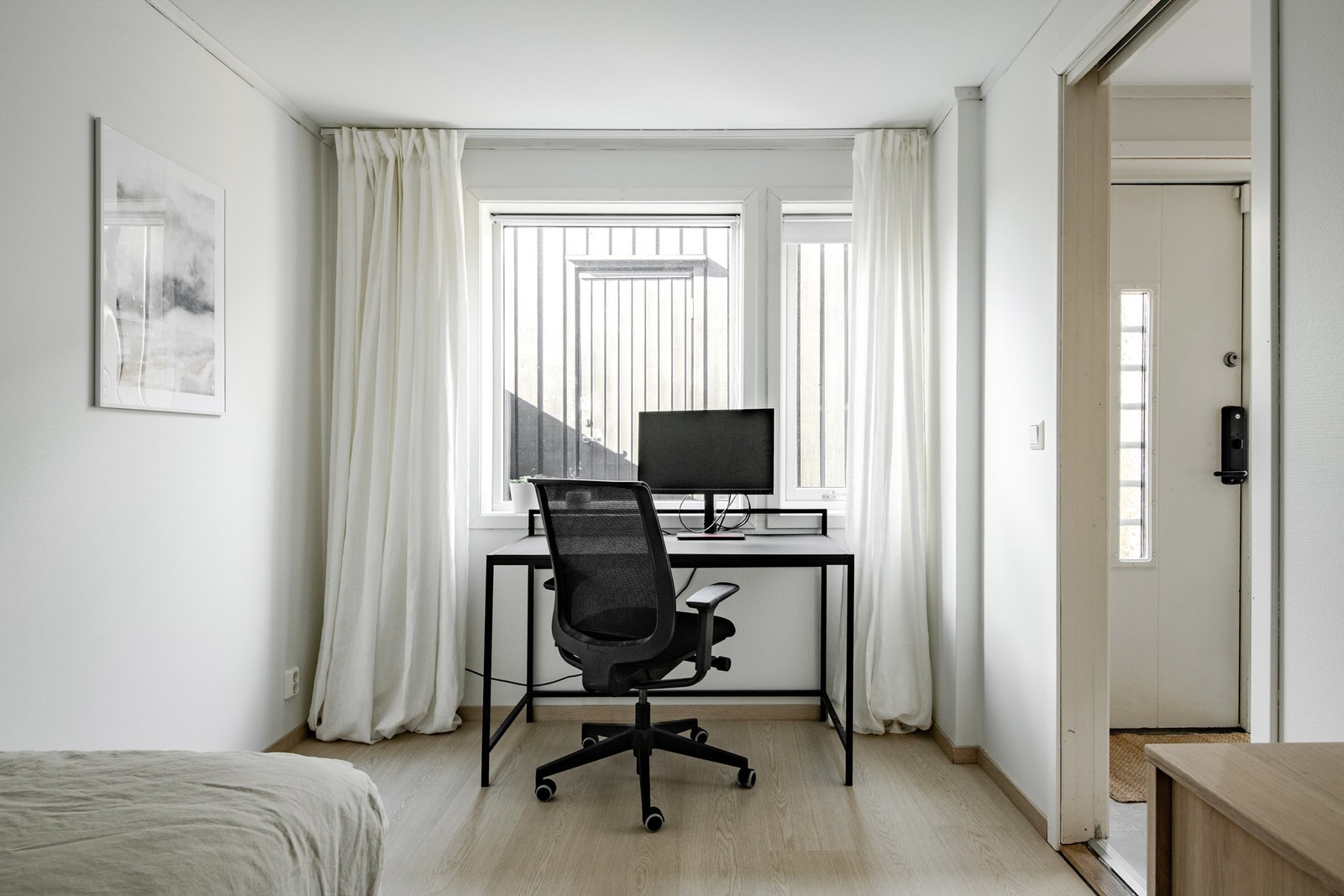 Rommet har plass til både seng og en praktisk arbeidsplass ved vinduet. Galleribilde