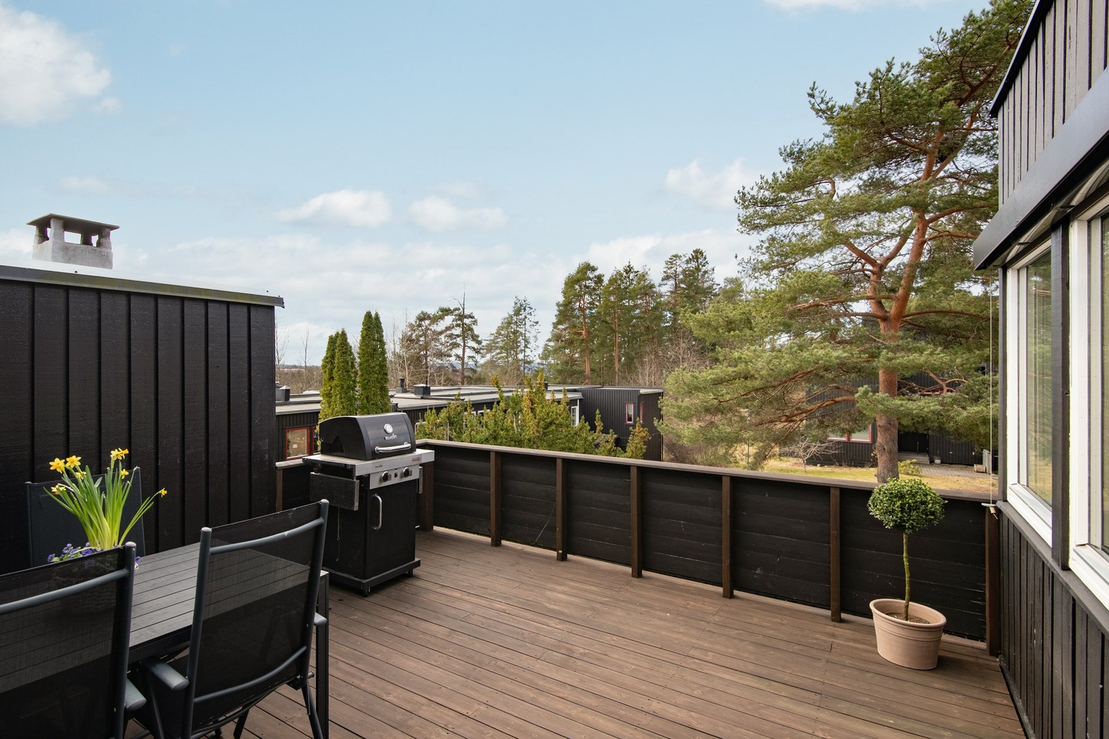 Rekkehuset går over to plan og har en romslig terrasse på 16 m² med utgang fra stuen i andre etasje. Galleribilde