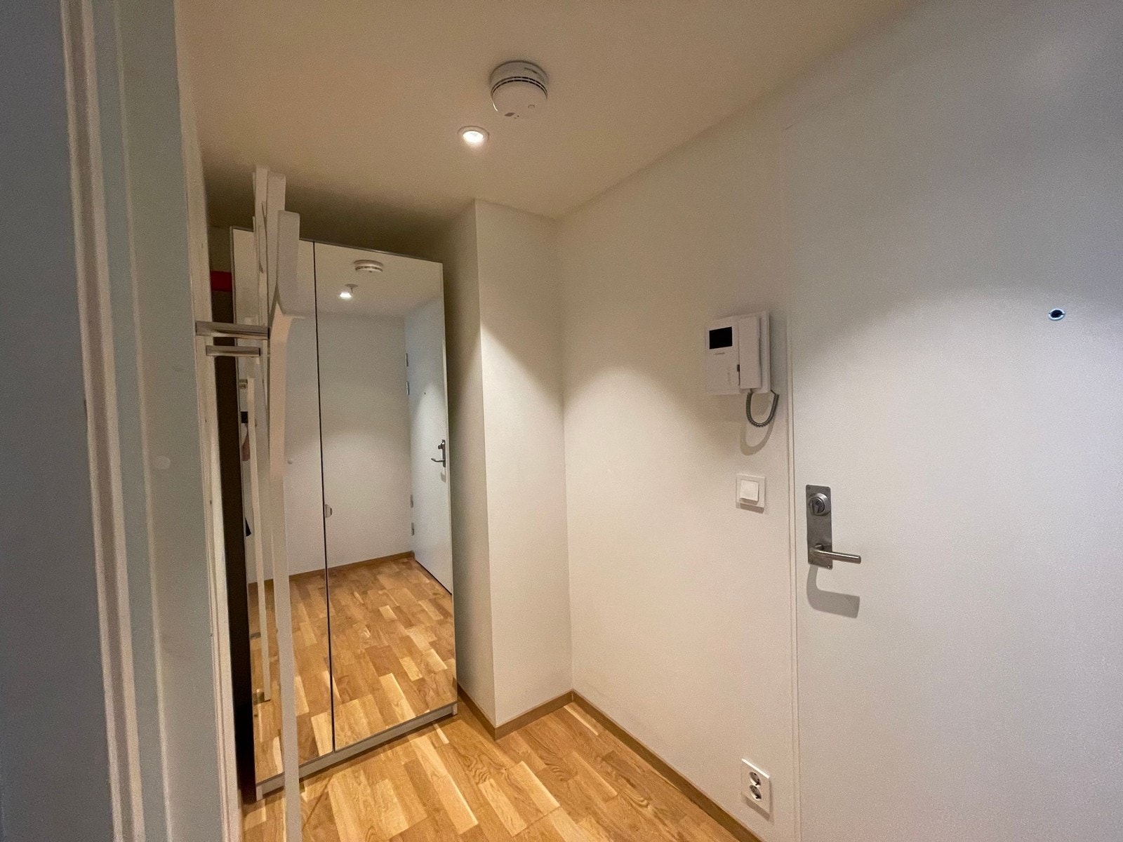Godt med lagringsplass, downlights i himling Galleribilde
