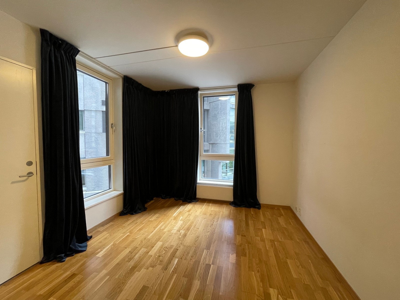 Soverom med god plass, gardiner følger med Galleribilde