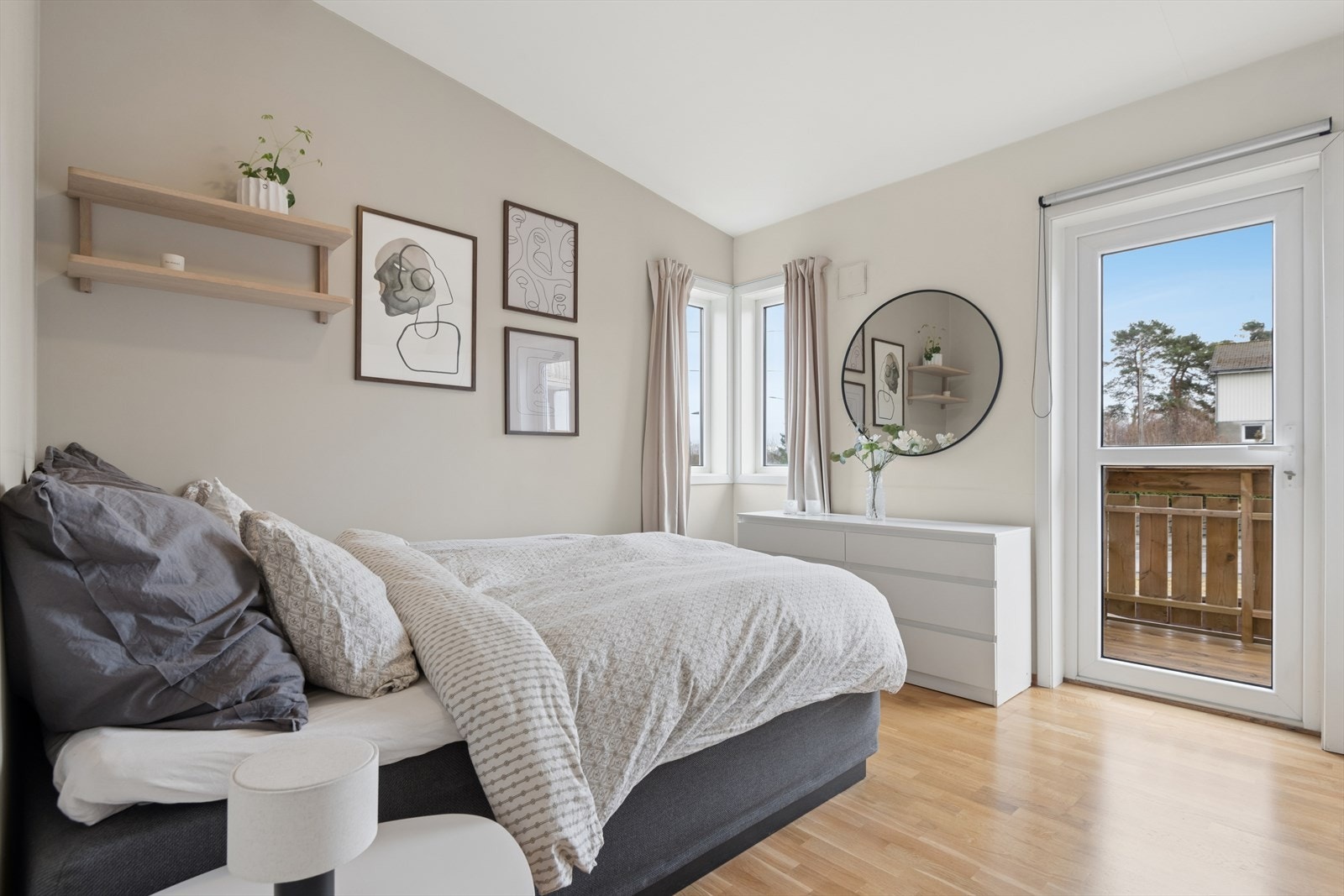 Rolig og lyst hovedsoverom med god plass til dobbeltseng. Galleribilde