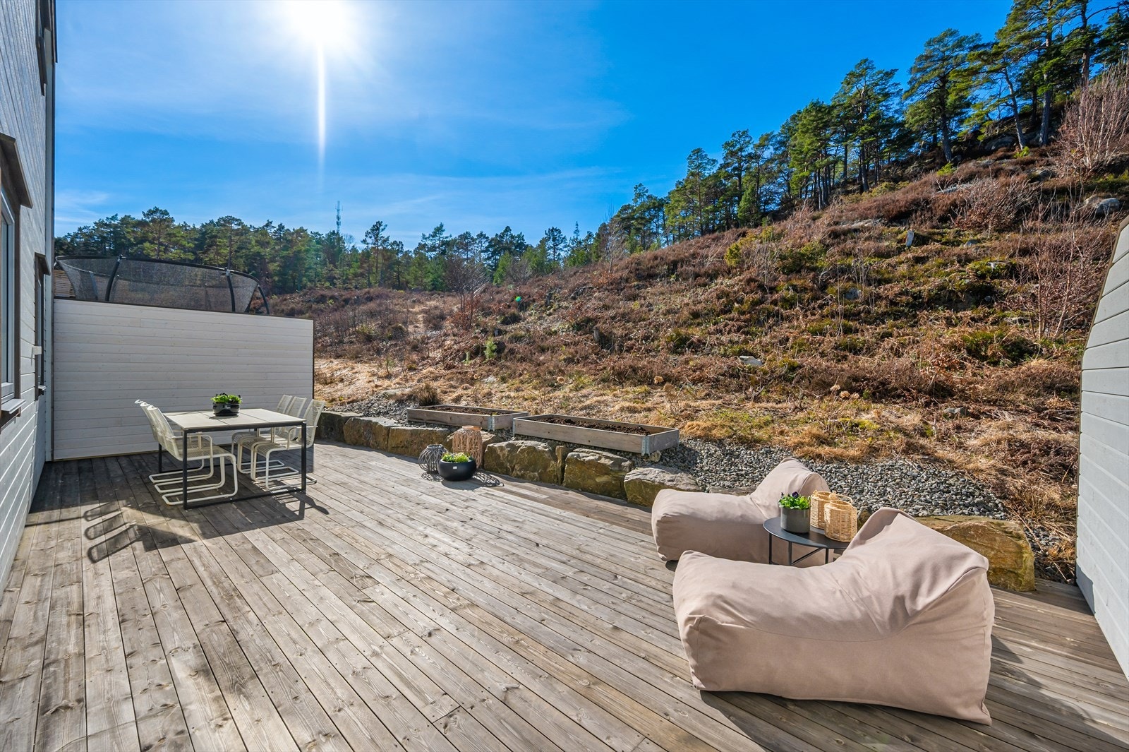 Solrik, usjenert uteplass bak huset Galleribilde