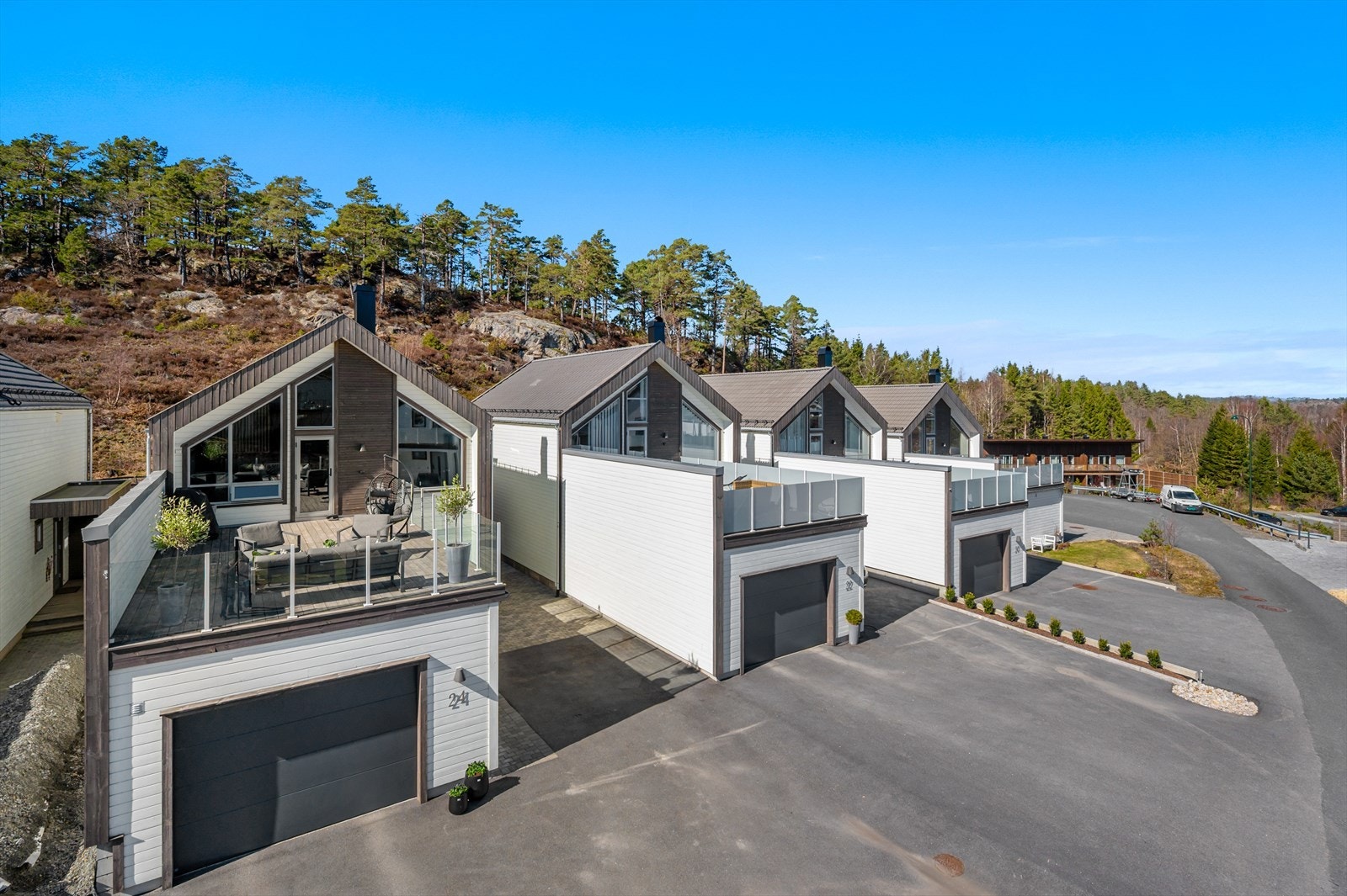 Garasje med direkteadkomst inn i boligen, godt med parkeringsmuligheter på egen tomt Galleribilde
