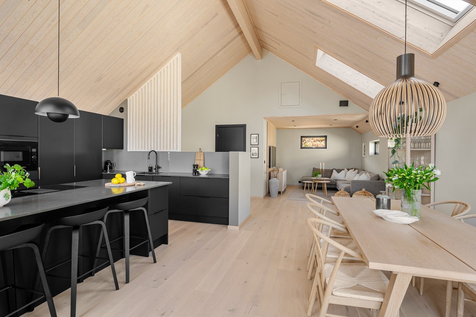 Her får du moderne, delikate farge- og materialvalg, imponerende takhøyde og fin planløsning Galleribilde
