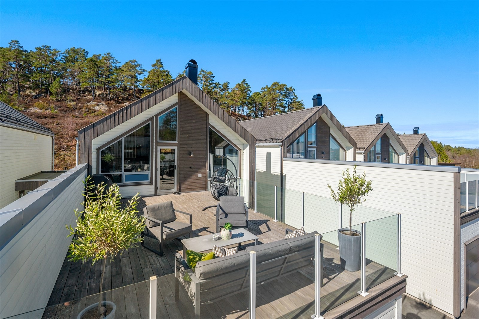 Stor, solrik terrasse ut fra kjøkkenet Galleribilde