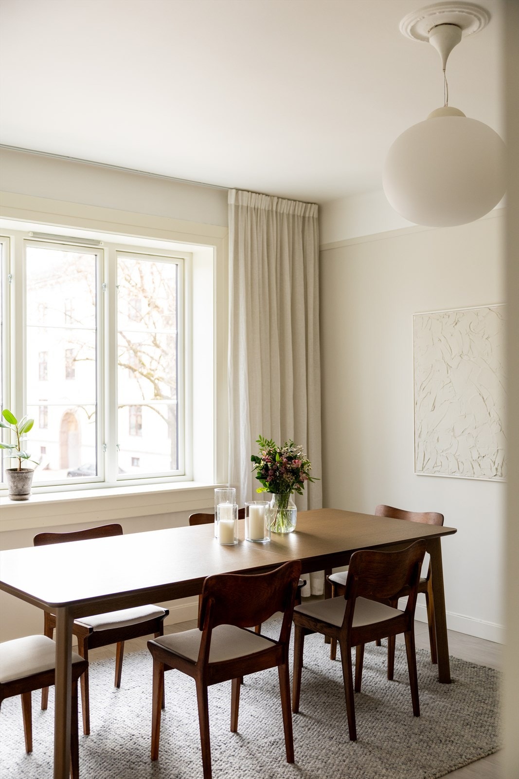 Leiligheten holder en gjennomgående god standard med overflater malt i en innbydende beigetone som skaper en lun atmosfære. Galleribilde