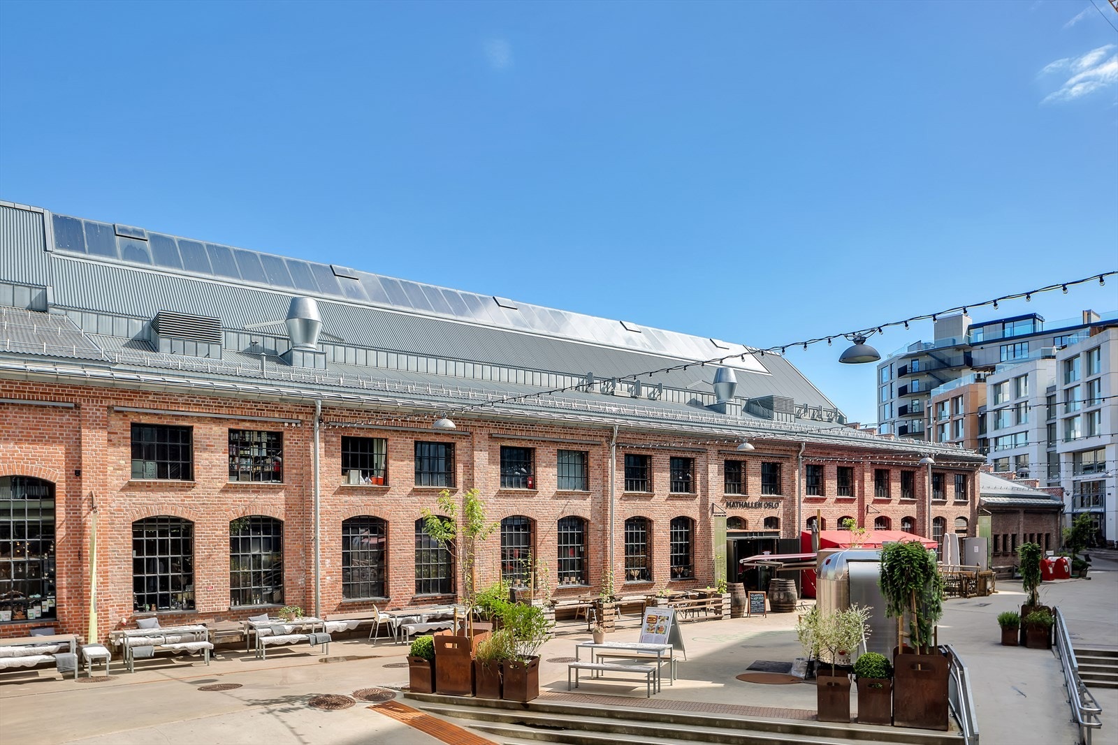 Mathallen Oslo er et populært mathus i Vulkan-området, med et bredt utvalg av spisesteder, delikatessebutikker og lokale spesialiteter. Et naturlig samlingspunkt for matopplevelser, kun en kort spasertur unna. Galleribilde