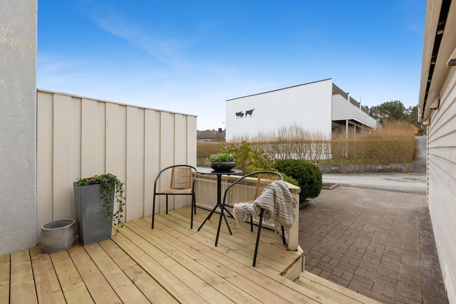 Den nye plattingen ved inngangspartiet skaper en hyggelig uteplass med plass for en sittegruppe. Inngangspartiet ligger sør-øst vendt til og byr på gode solforhold. Velkommen inn! Galleribilde