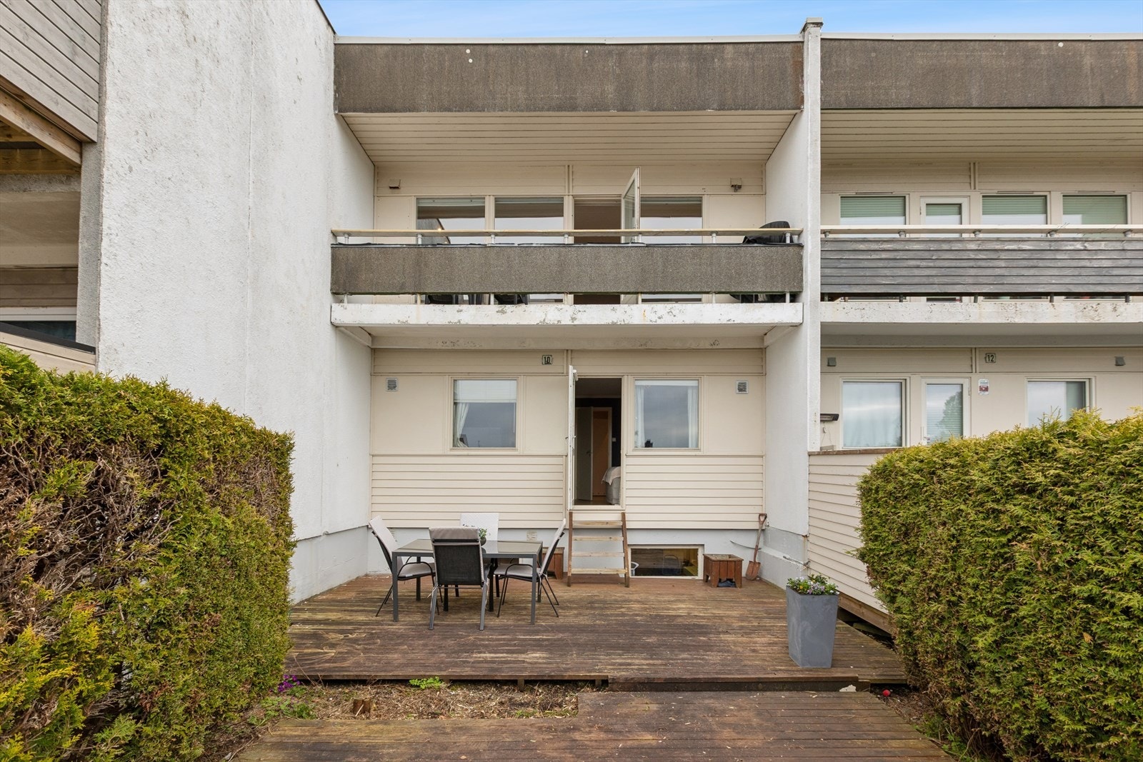 Uteområdet til boligen ligger vestvendt til, er innrammet av hekk og beplantning og er ellers opparbeidet med terrasse. Galleribilde