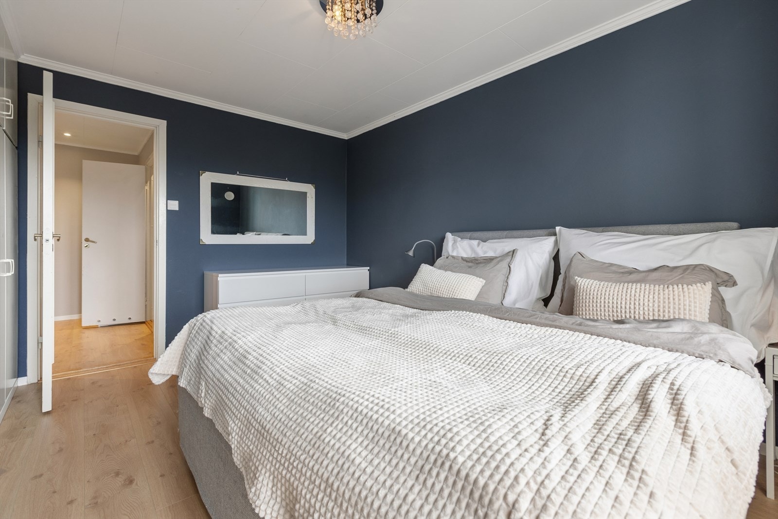 Hovedsoverommet er av svært god størrelse og utstyrt med stedbygd garderobe. Ellers har man god plass til både dobbeltseng og tilhørende møblement. Galleribilde