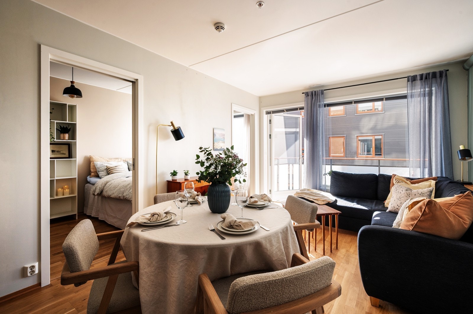 Romslig stue med plass til sofagruppe og spisebord Galleribilde