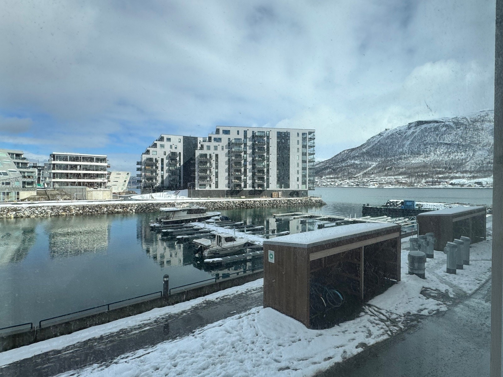 Utsikt fra hovedsoverom mot sjøen, Fjellheisen og marina/småbthavn. Privatfoto Galleribilde