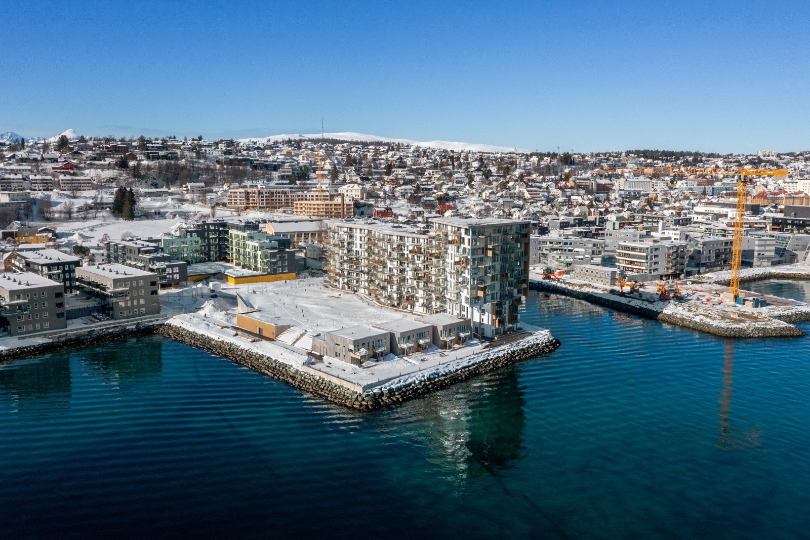 Velkommen til Juldagan 6 - Stilren og moderne 3-roms med garasjeplass presentert av Inger Alette Eira i Sne Eiendomsmegling! Galleribilde