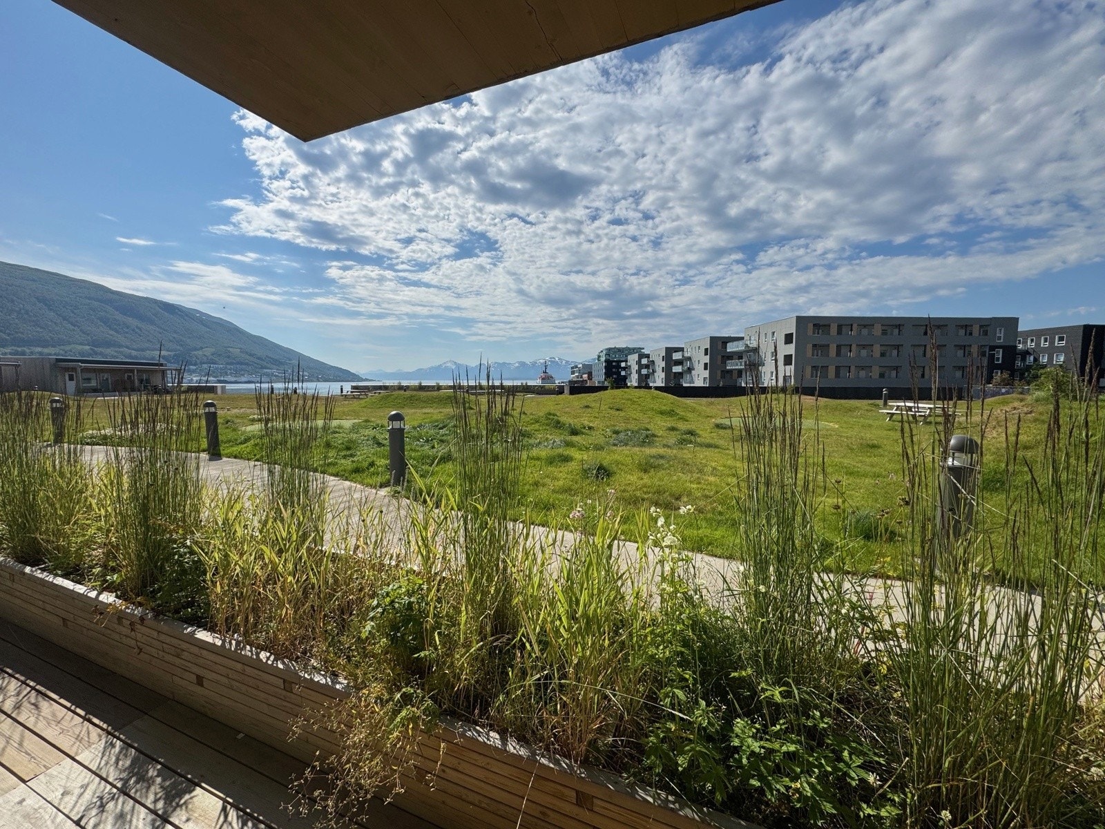 Moderne leilighet med stor terrasse, garasje og sentral beliggenhet med nærhet til det meste! Galleribilde