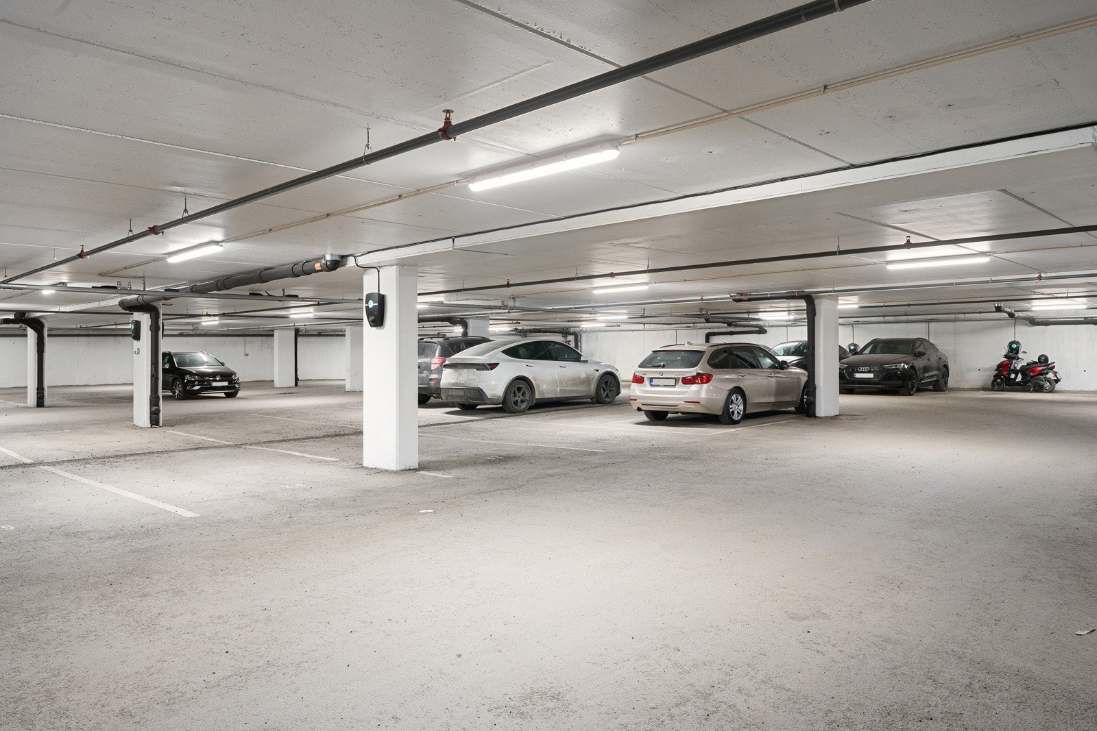 Det medfølger en fast garasjeplass i felles garasjeanlegg. Det er heis i bygget Galleribilde