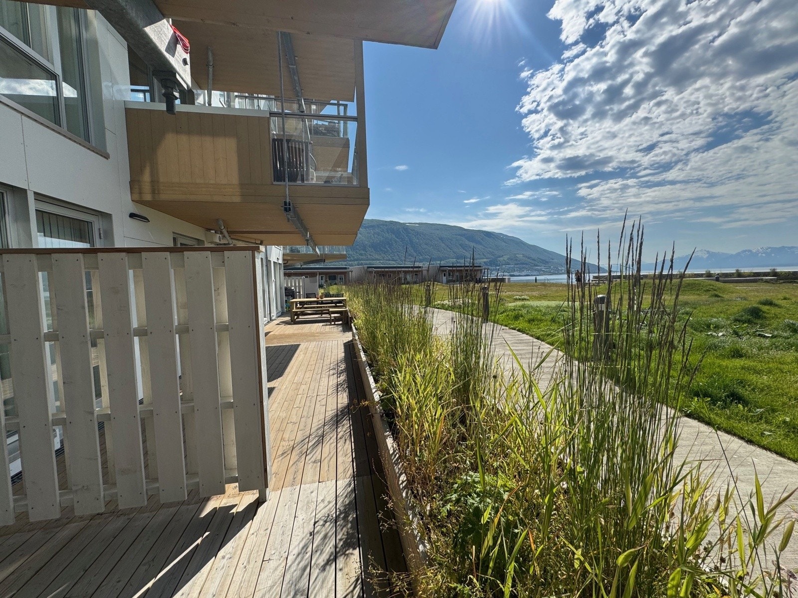 Sørvestvendt terrasse med utgang fra stue med gode solforhold! Selgers private foto Galleribilde