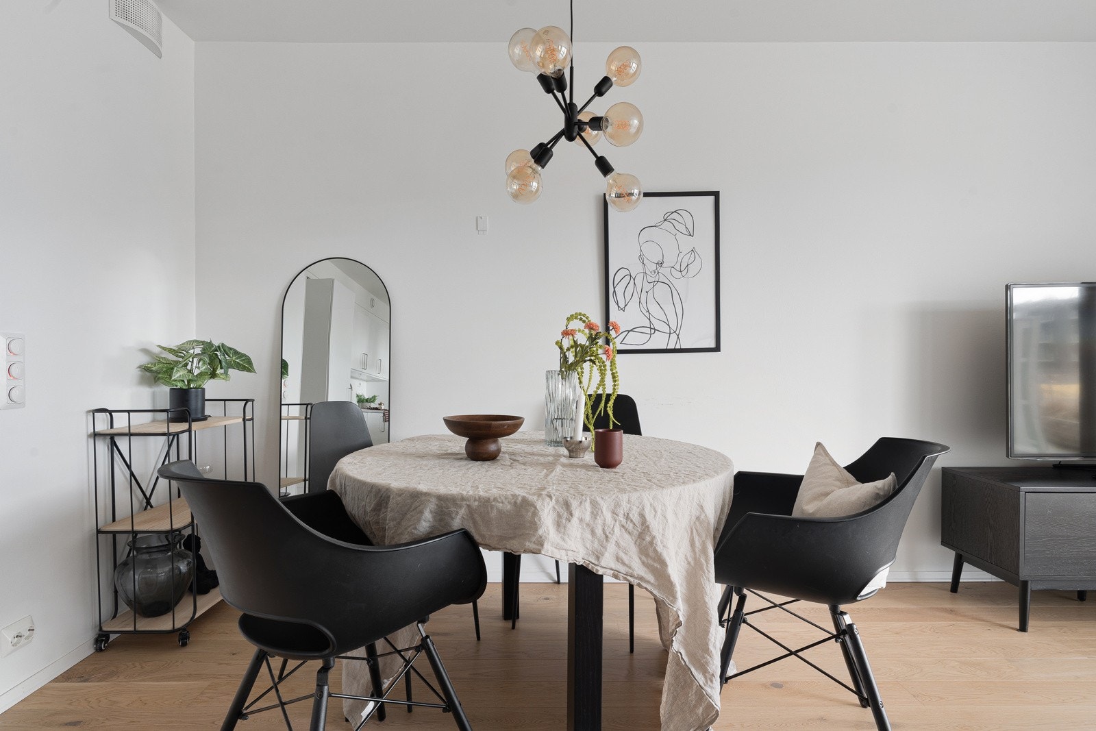 Her er det god plass til langbord, hvor man kan samles til middager med venner og familie Galleribilde