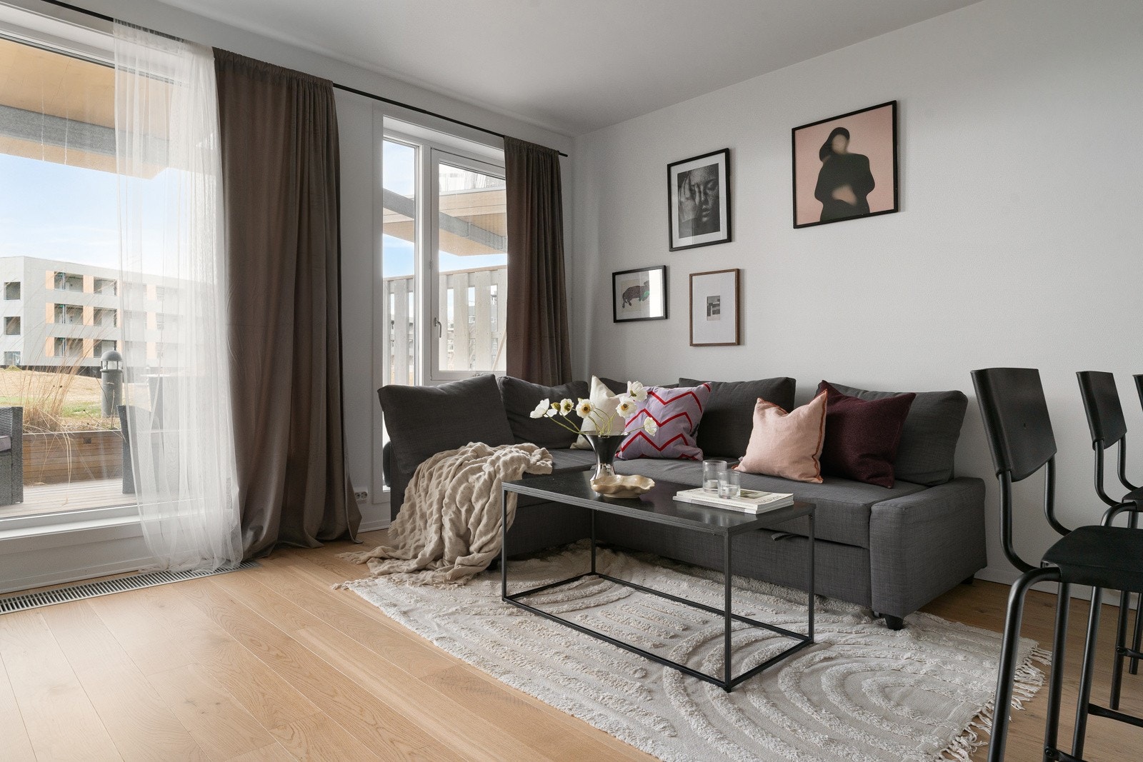 Stue med store vindusflater som gir rikelig med lys inn Galleribilde
