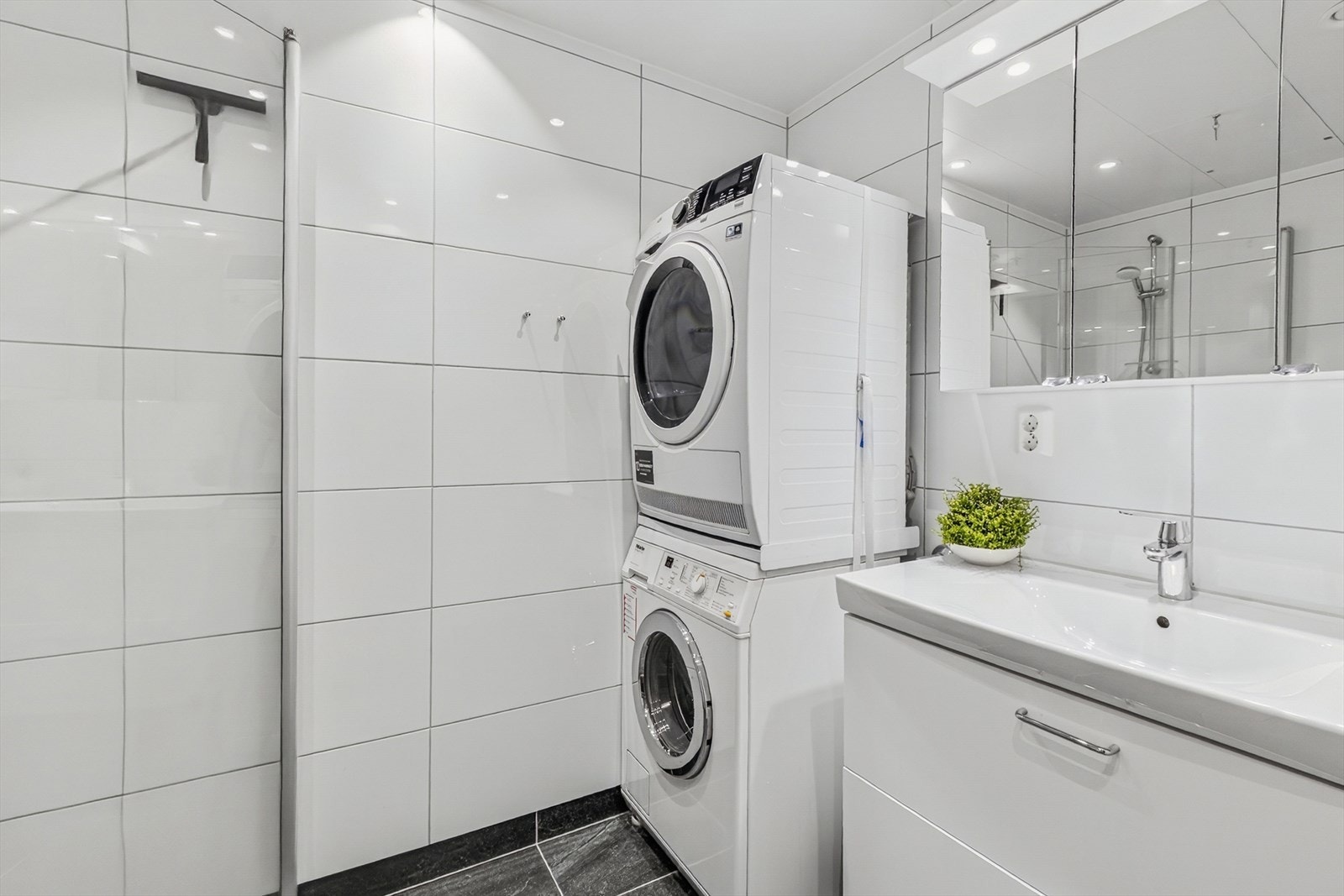 Badet er en SINTEF-godkjent prefabrikkert våtromskabin, som sikrer høy kvalitet og tetthet. Galleribilde
