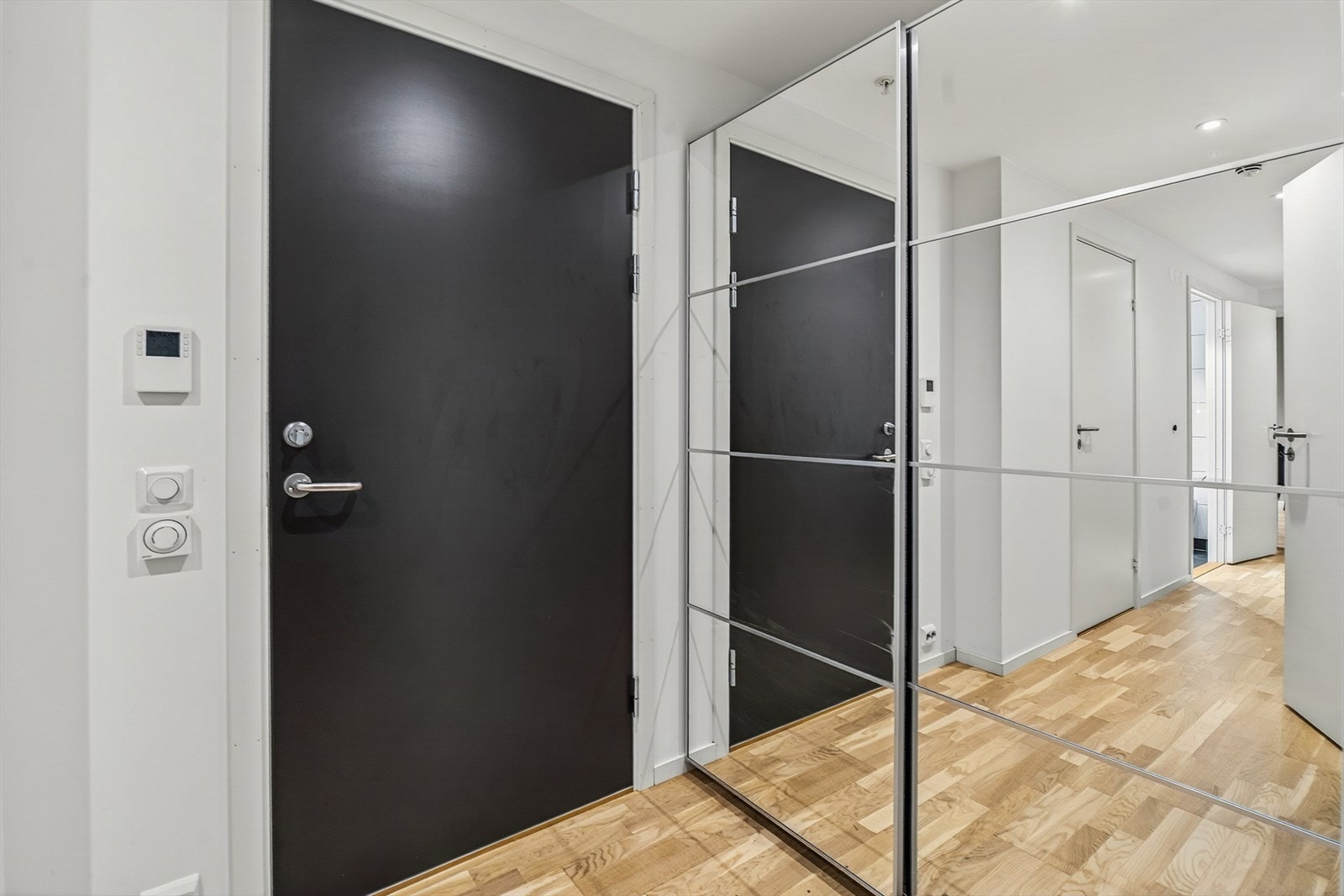 Entréen har en praktisk skyvedørsgarderobe med speilfronter som gir rikelig med oppbevaringsplass. Galleribilde