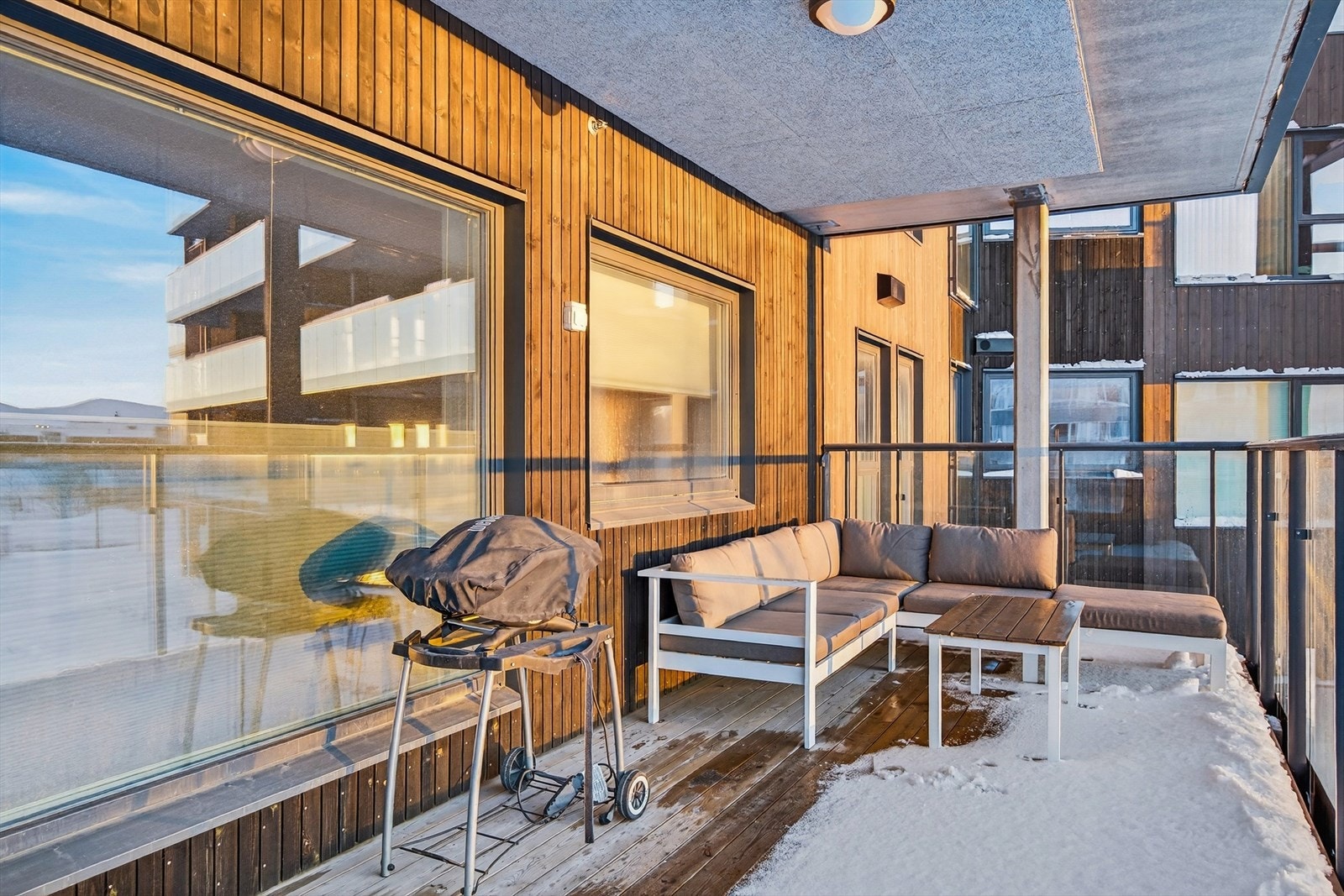 Romslig balkong på 17 m². Rekkverk i glass som gir en åpen og luftig følelse. Galleribilde