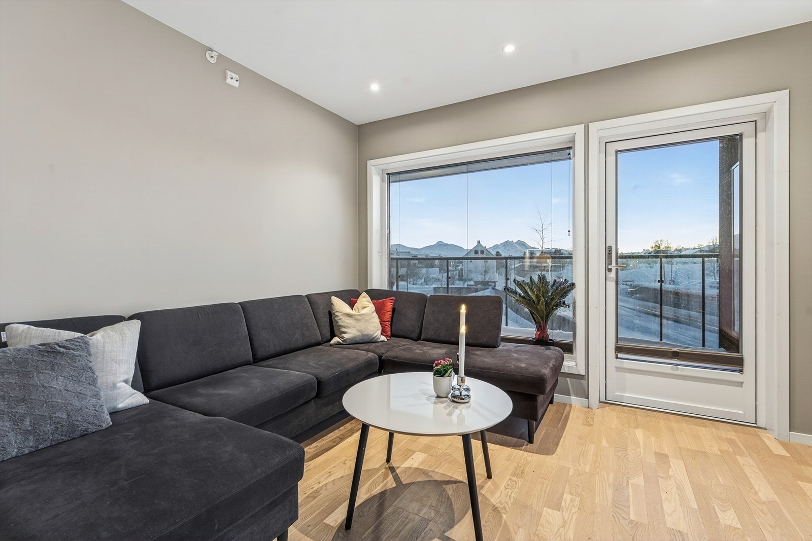Stuen har god plass til en romslig sofagruppe og har direkte utgang til balkongen. Galleribilde