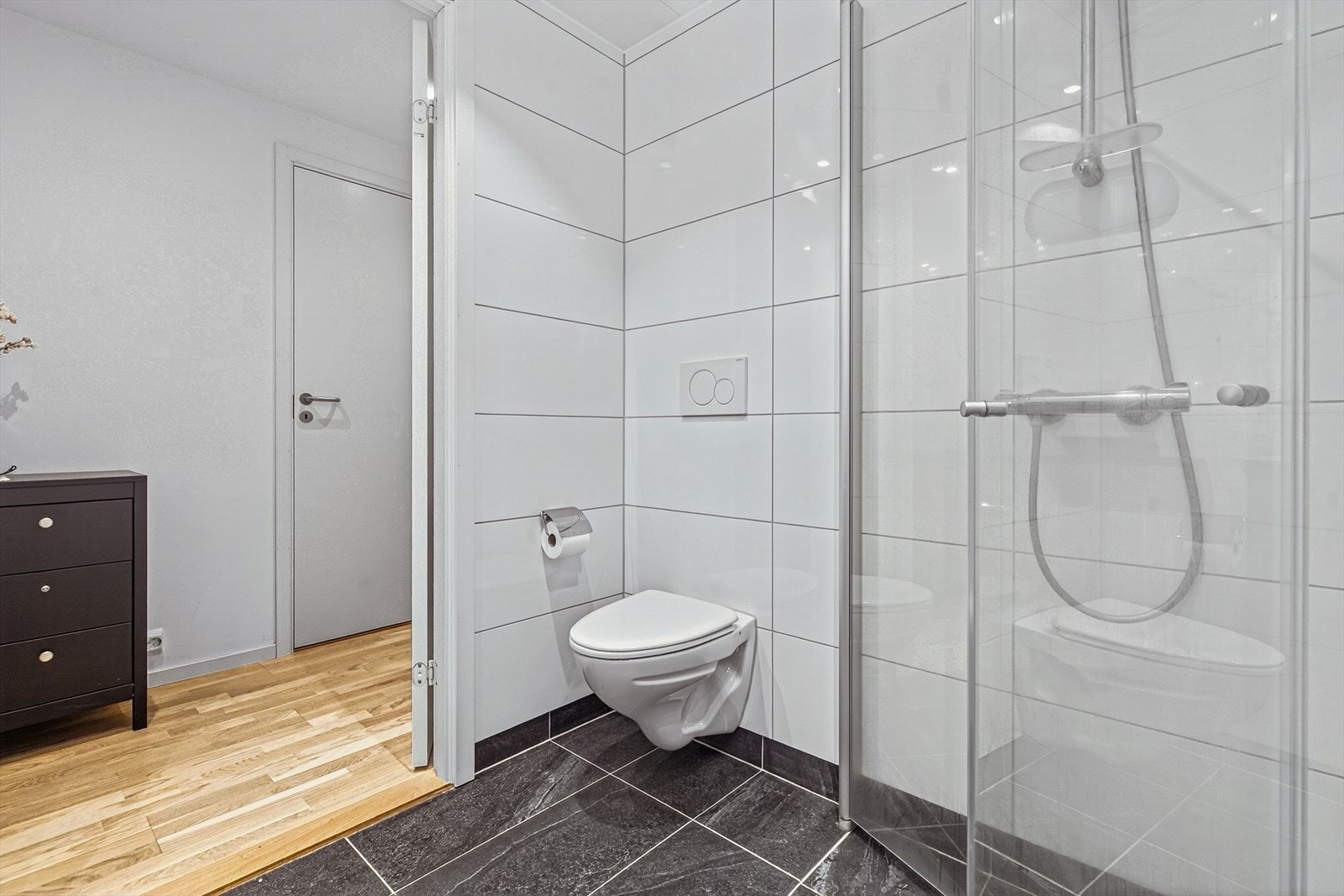 Badet er utstyrt med vegghengt toalett for enklere renhold. Galleribilde