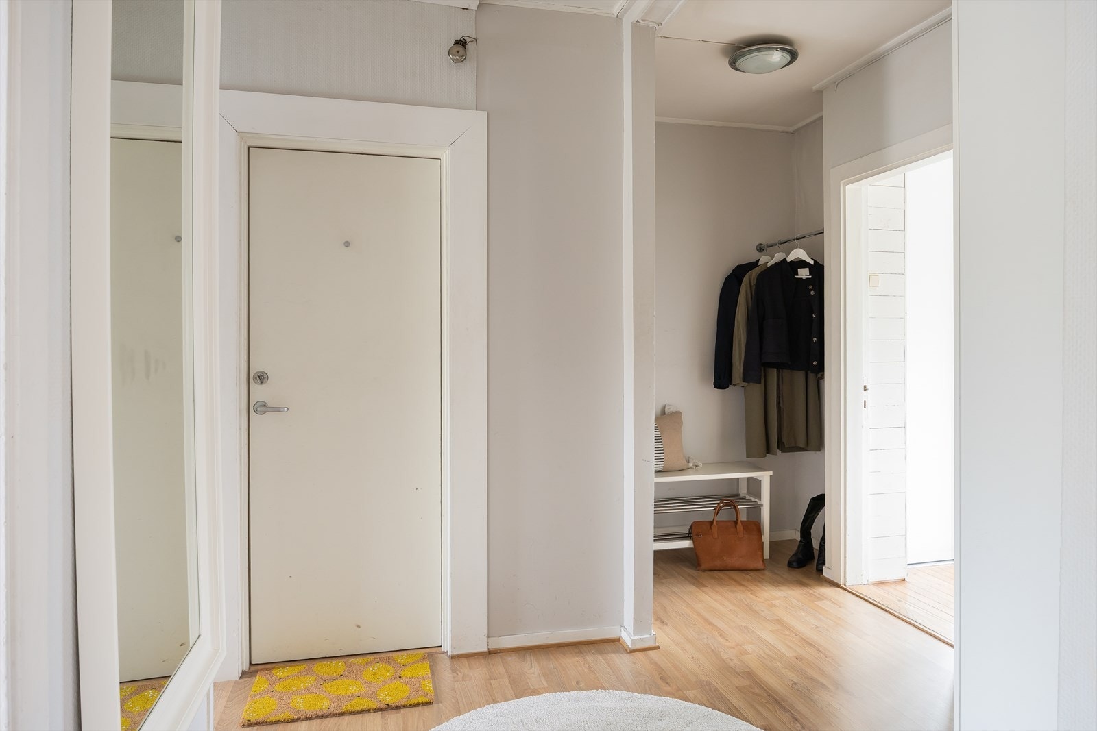 Entréen er på ca. 10 m² og har gode muligheter for praktisk oppbevaring av yttertør og sko. Galleribilde