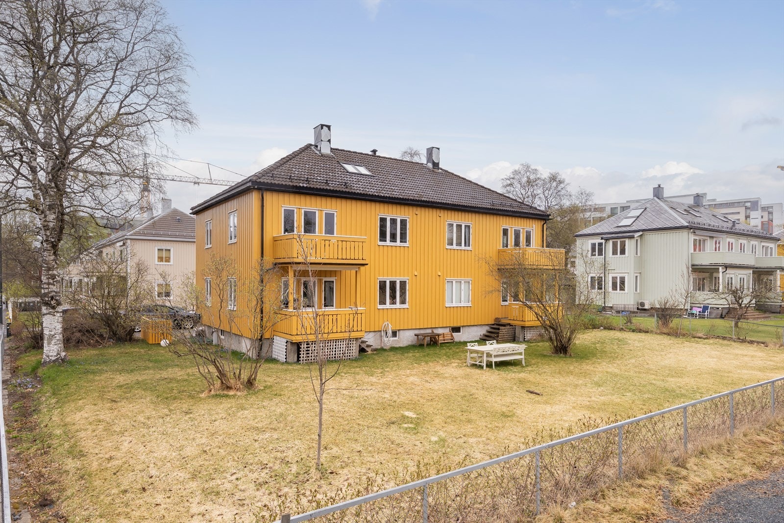 Sameiet har en stor og frodig felles hage med trivelige sitteplasser. Galleribilde
