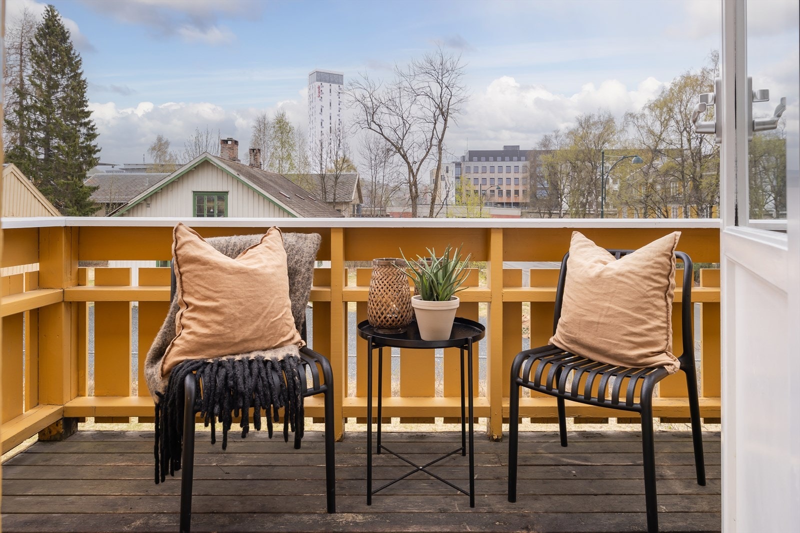 Fra stuen har du direkte utgang til leilighetens veranda. Galleribilde