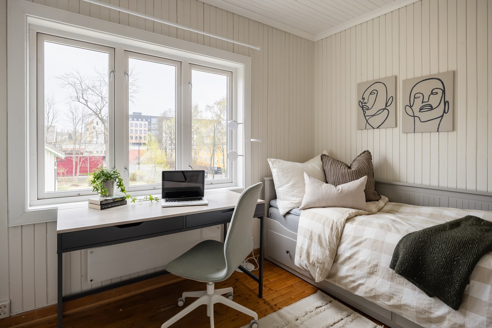 Leiligheten har totalt tre soverom av god størrelse. Dette soverommet er på 10 m². Galleribilde