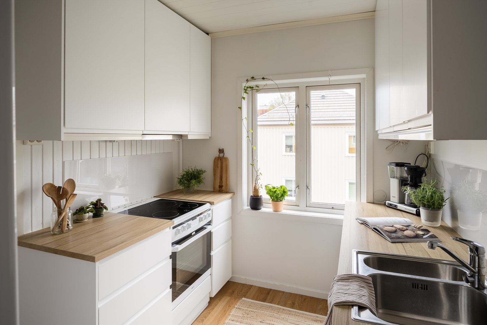 Kjøkken fra 2017 på 7,5 m² som ligger praktisk adskilt fra stuen. Galleribilde