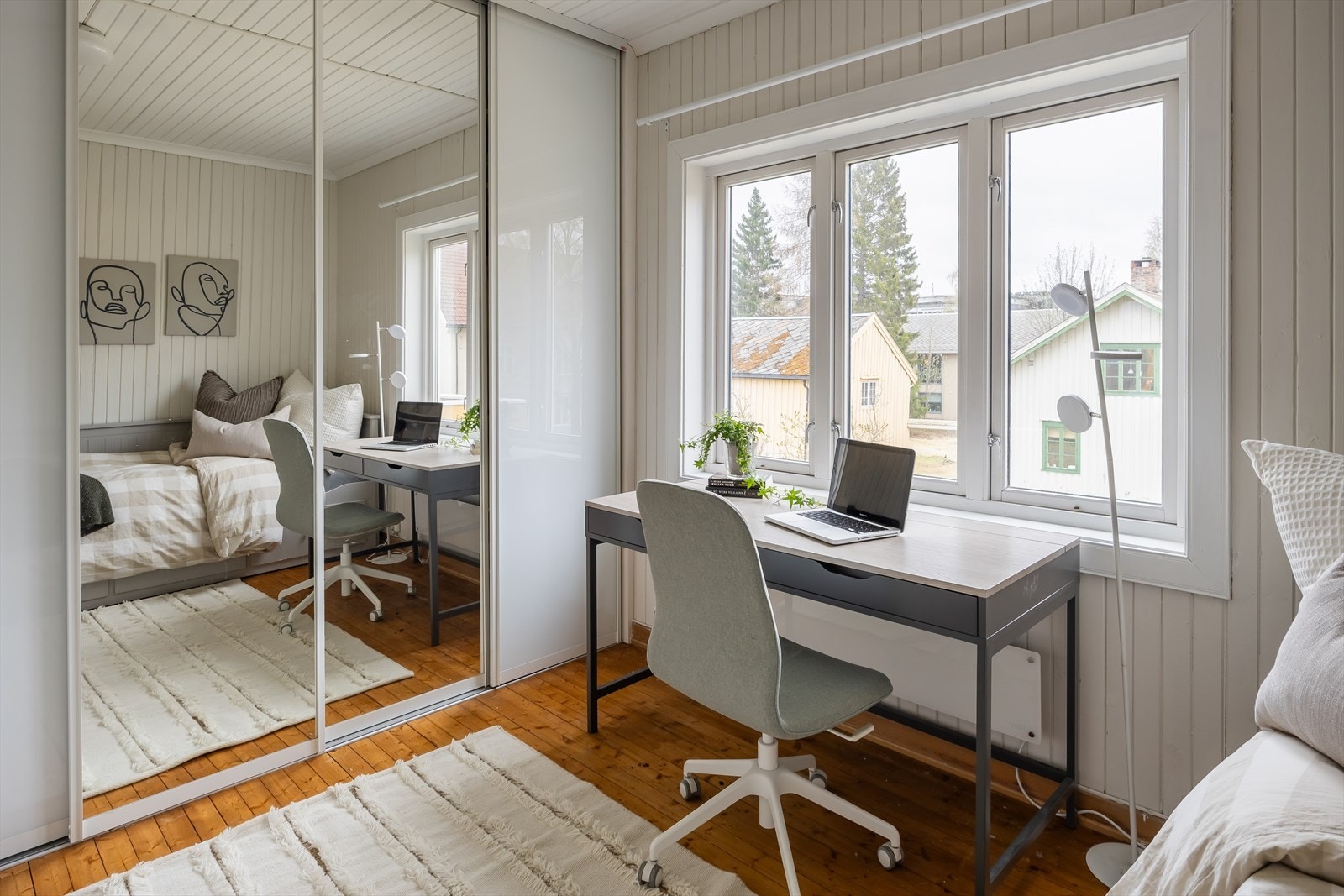 Plassbygd skyvedørsgarderobe for praktisk oppbevaring medfølger handelen. Galleribilde