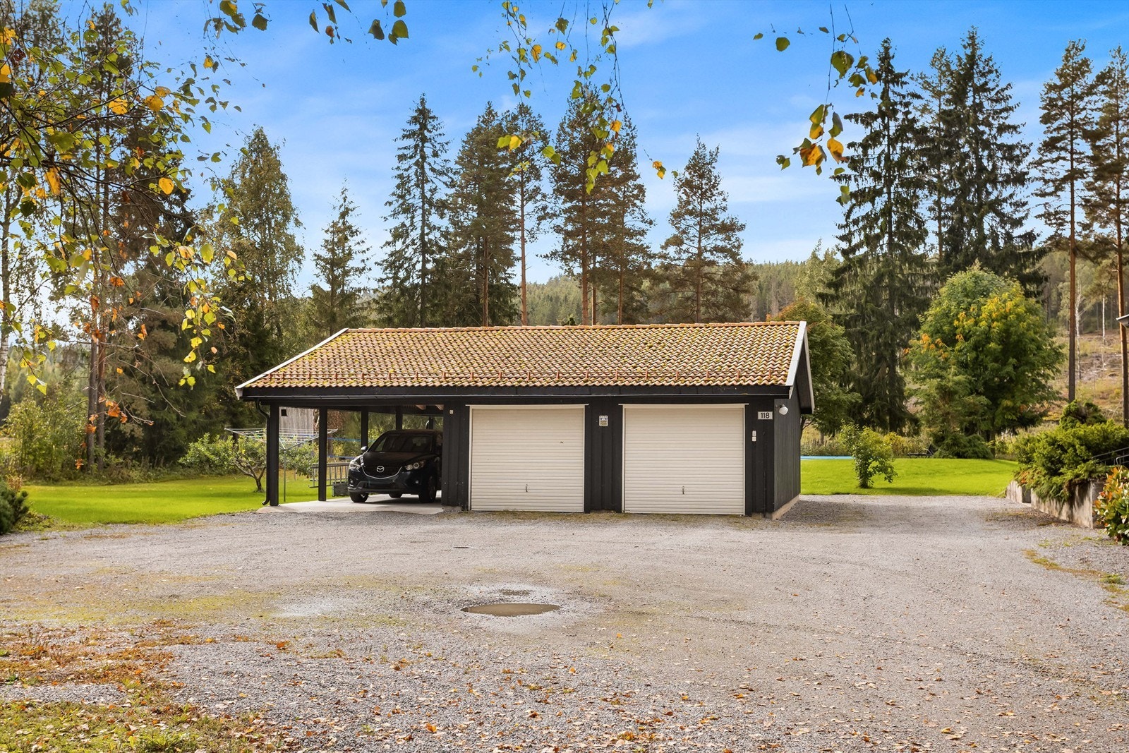 På eiendommen er det en carport, og to garasjeplasser. Videre er det godt med plass til parkering på gårdsplassen. Galleribilde