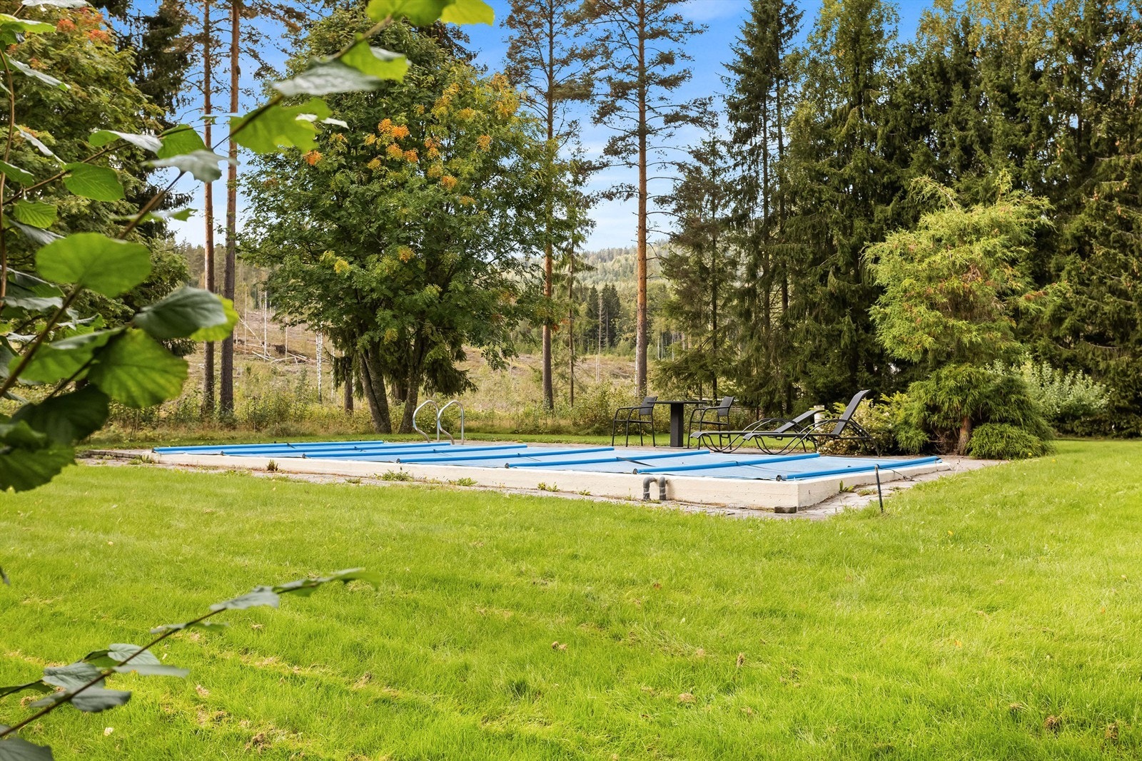 Oppvarmet svømmebasseng i betong på ca. 8,3 x 3,4 meter. Bassenget varmes opp via luft-til-vann varmesystem fra Artic Pro, og gir svært gode muligheter for både lek, trening og avslapning gjennom store deler av året. Galleribilde