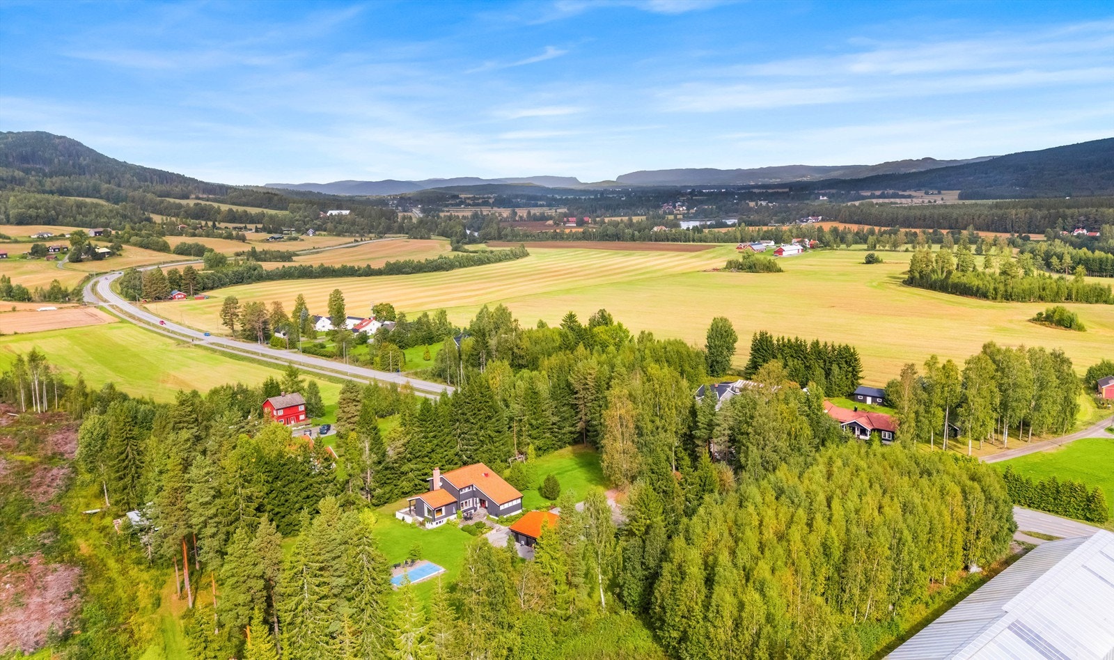 Eiendommen ligger i naturskjønne omgivelser og byr på bredt dyreliv og fine turmuligheter. Galleribilde